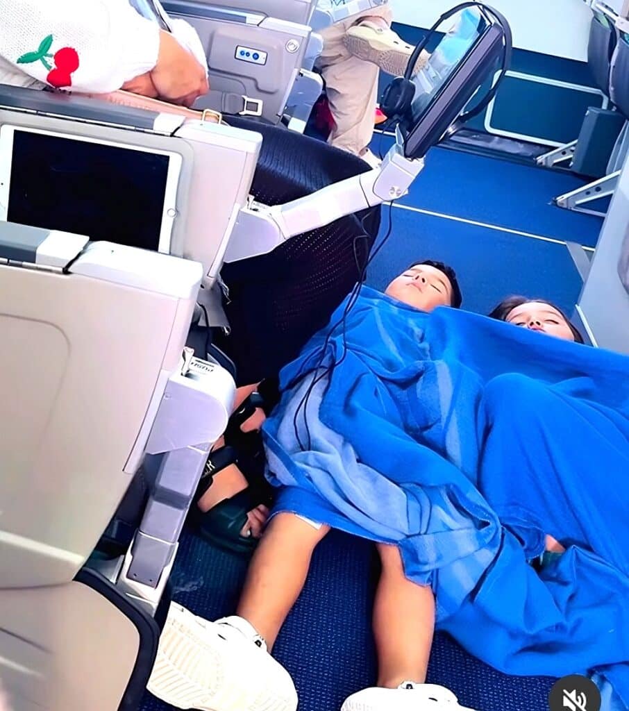 kids sleeping on aircraft floor BBRWvp