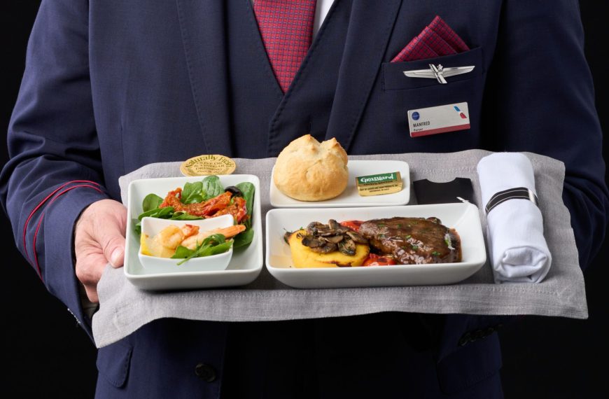 American Airlines Tests Cutting Bread On London Flights—To Fit Meals On New Smaller Long-Haul Jets – View from the Wing