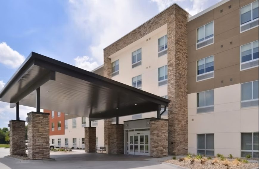 This Holiday Inn Express Charges You $6.95 Just In Case The Elevator Breaks—That’s Their ‘Service Fee’ – View from the Wing